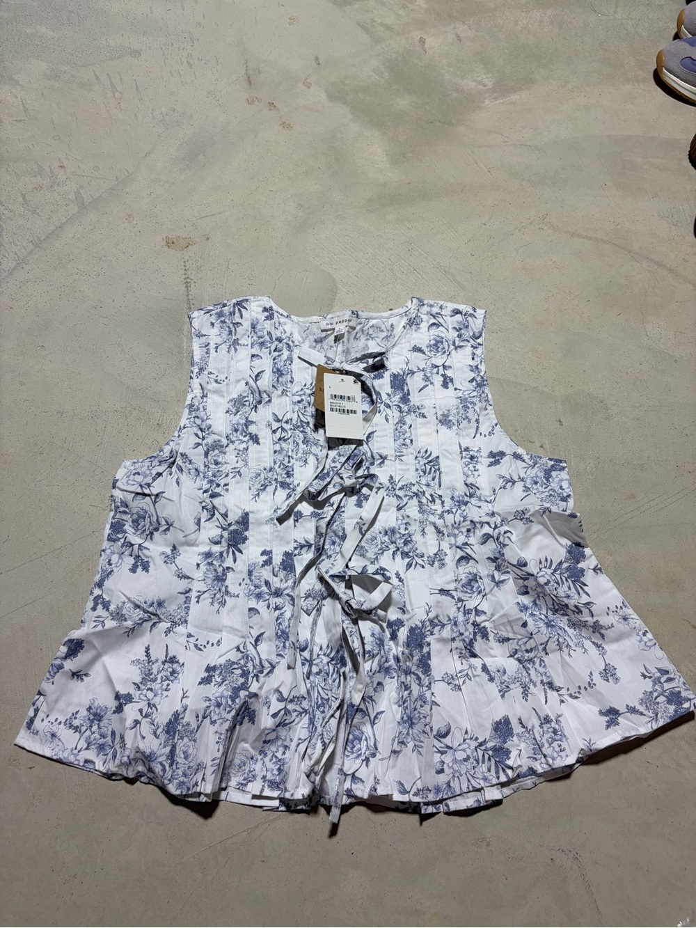 Blu pepper NWT Floral toile sleeveless pleated front tie blouse large